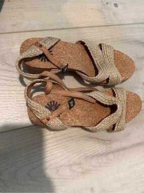 VGUC Ugg cork/straw sandals size 6